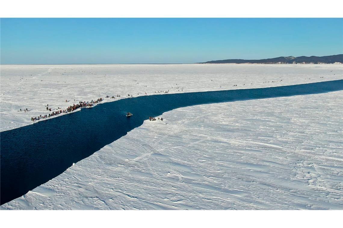 Zivilschutz rettet viele Angler von Eisscholle in Russland Immer wieder kommt es in Russland zu Zwischenfällen beim beliebten Eisfischen. (Illustration)