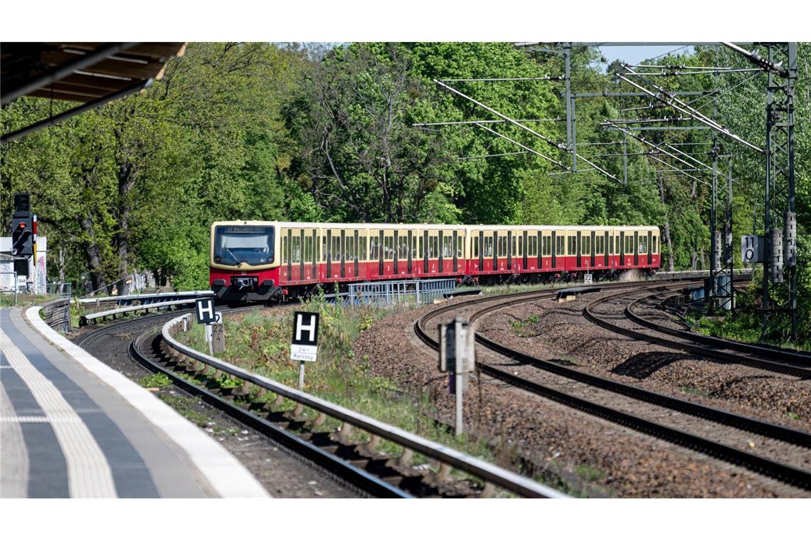 Zwei S-Bahn-Surfer in Berlin gestorben Immer wieder kommt es zu schweren Unfällen, weil Menschen auf U- oder S-Bahn-Dächer klettern und mitfahren.