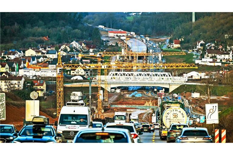 Immer wieder kracht es im Lärmschutztunnel auf der Autobahn bei Pforzheim. Nun reagiert die Autobahn GmbH (Archivfoto).
