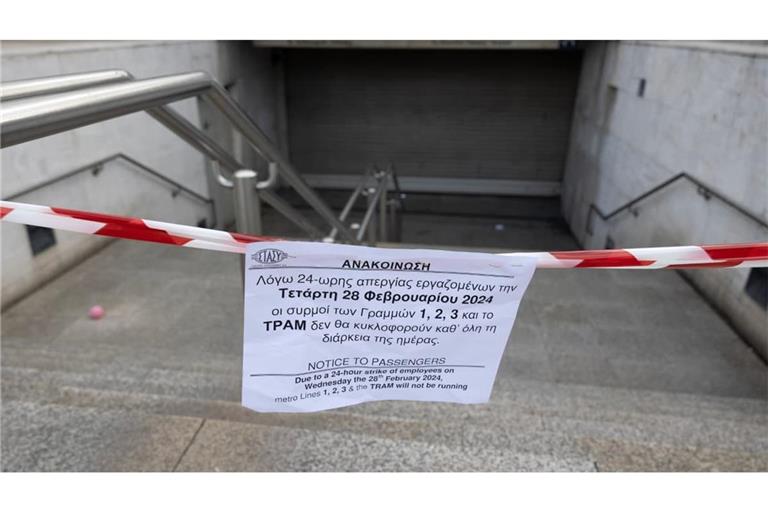 Immer wieder legen Streik im öffentlichen Dienst die U-Bahnen von Athen lahm. Doch jetzt hat der Bahnbetreiber, die Elliniko Metro, noch ein ganz anderes Problem. Bauarbeiten an einer neuen Strecke bedrohen ganze Stadtteile.