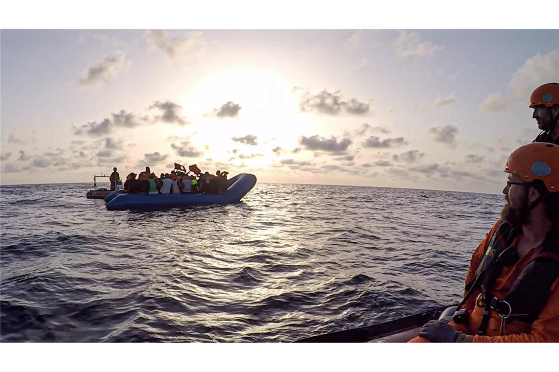Keine Haushaltsmittel mehr für Seenotrettung im Mittelmeer Immer wieder retten zivile Organisationen Flüchtlinge von überfüllten Schlauchbooten. (Archivbild)