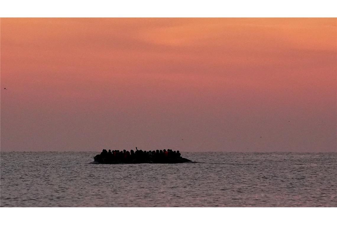 Immer wieder versuchen Menschen, auf kleinen Booten den Ärmelkanal nach Großbritannien zu überqueren. (Archivbild)