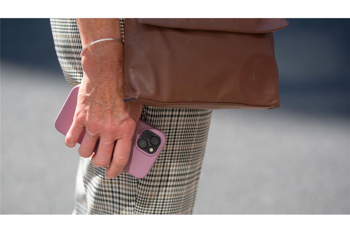 Handydiebstahl in London: Polizei gelingt Schlag gegen Bande Immer wieder werden Passanten in London die Smartphones aus der Hand gerissen. (Symbolbild)