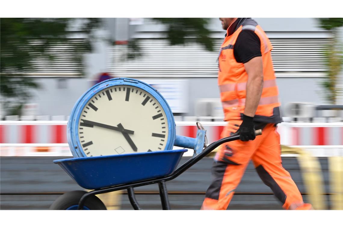 Immer wieder wird über die Arbeitszeit und auch die Abschaffung von Arbeitstagen diskutiert. (Symbolbild)