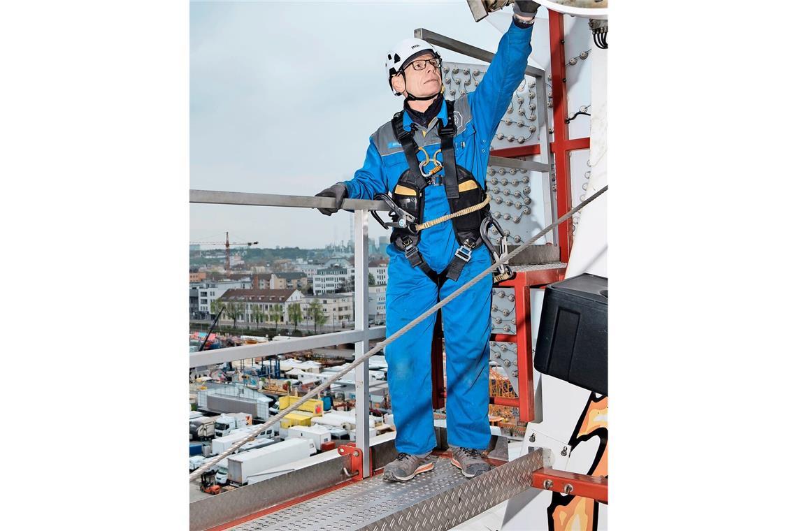 In 32 Meter Höhe  checkt Erwin Bernhard, ob  alles passt.
