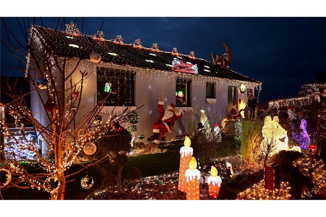 Funkeln fürs Fest - Weihnachtshäuser erstrahlen In Ahnatal leuchten am Haus von Sascha Bärwald und Dominik Pieczko etwa 130.000 LED-Lämpchen.