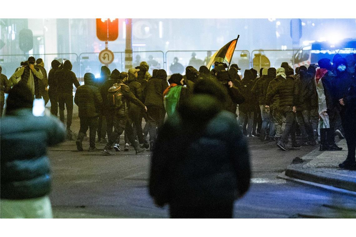 Gericht verurteilt fünf Männer wegen Gewalt gegen israelische Fußballfans In Amsterdam kam es zu wüsten Szenen auf den Straßen.