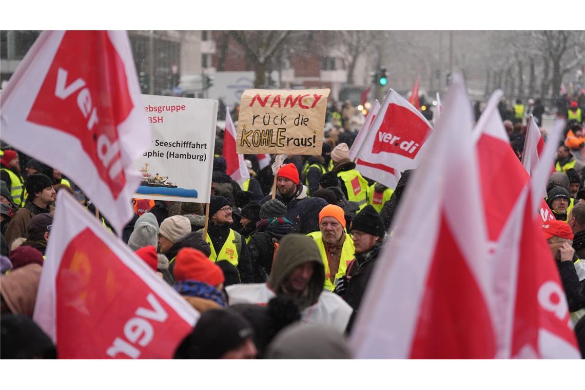 Viele Tausende Teilnehmer an Warnstreiks im Südwesten In Baden-Württemberg beteiligen sich viele tausende Teilnehmer an den Warnstreiks.