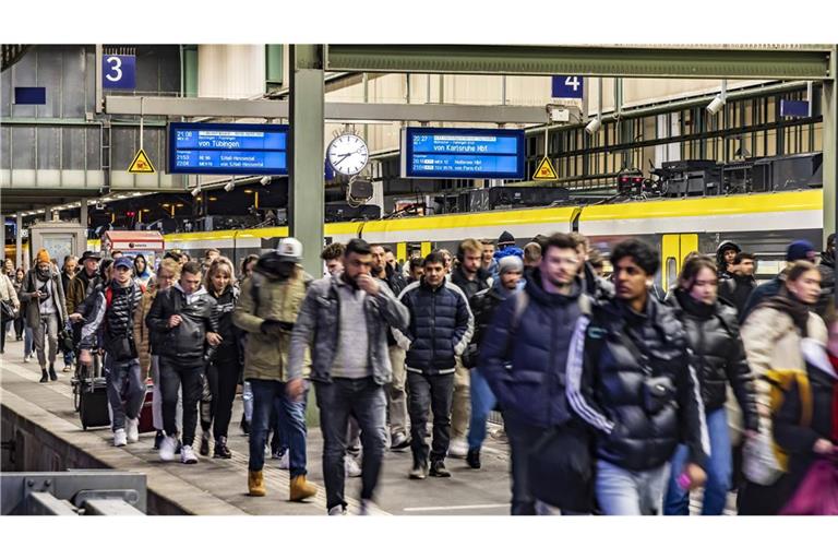 In Baden-Württemberg sind so viele Menschen in Nahverkehrszügen unterwegs wie noch nie.