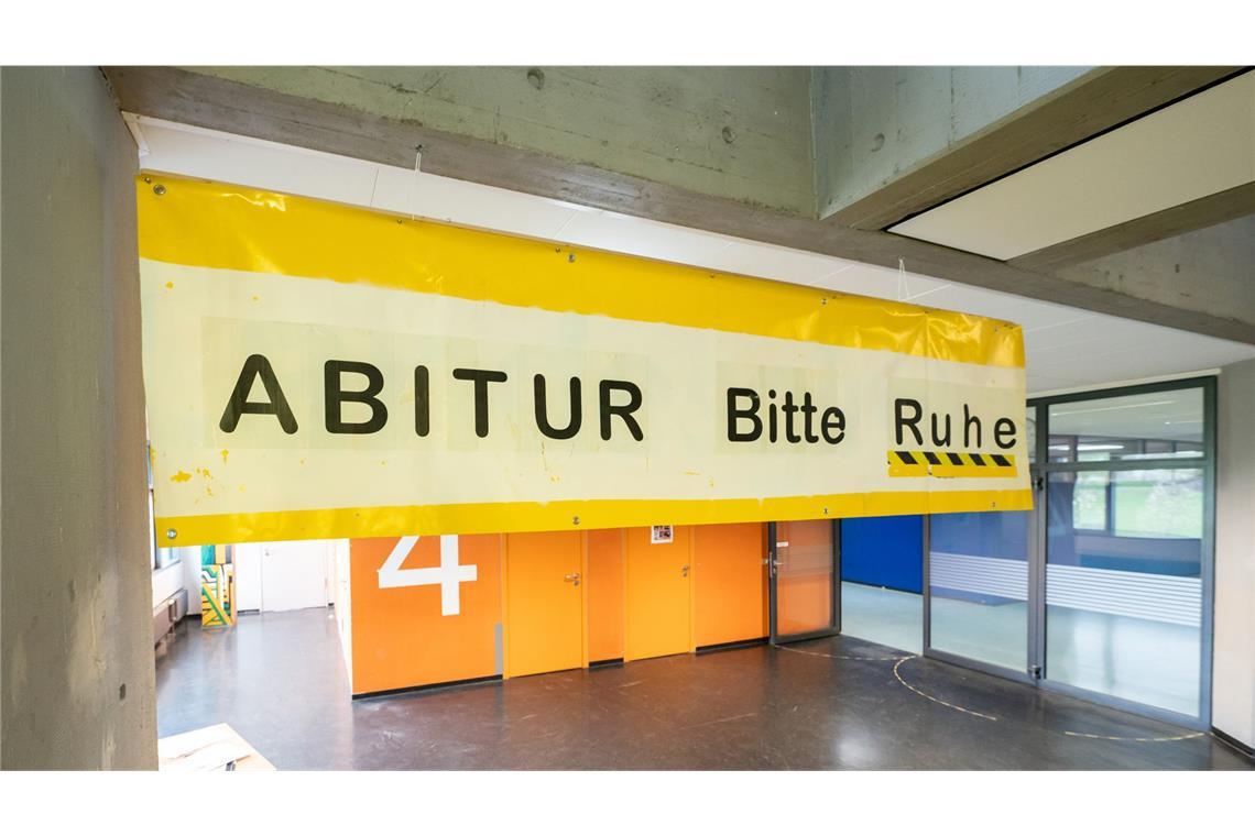 In Baden-Württemberg steht für Schülerinnen die letzte Hürde vor dem Abitur an  (Symbolbild).