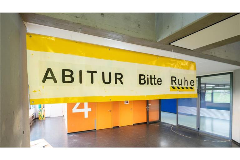In Baden-Württemberg steht für Schülerinnen die letzte Hürde vor dem Abitur an  (Symbolbild).