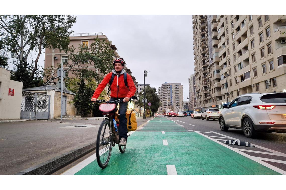 Per Rad zum Klimagipfel: Deutscher fährt 110 Tage nach Baku In Baku eher selten: gut ausgebaute Radwege.