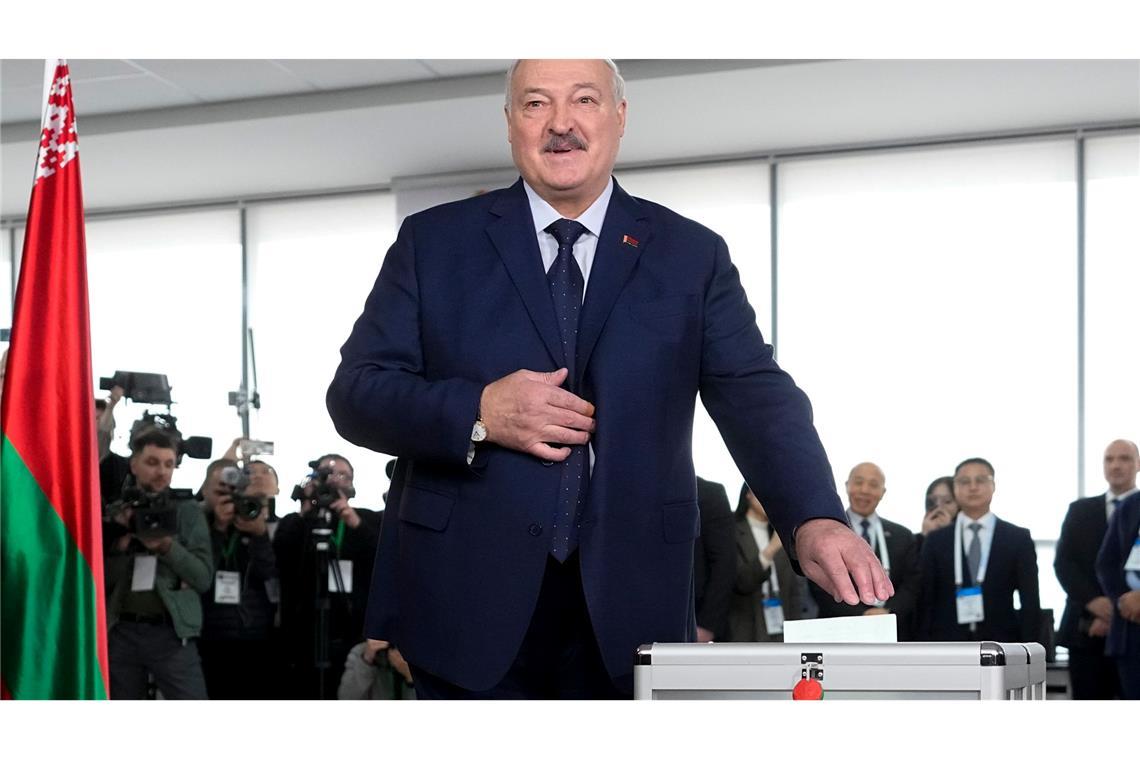 Prognose in Belarus sieht Lukaschenko als klaren Wahlsieger In Belarus richtet sich Machthaber Alexander Lukaschenko nach mehr als 30 Jahren an der Macht bei der siebten Präsidentenwahl auf weitere fünf Jahre im Amt ein.