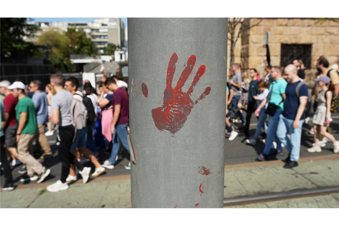 Proteste gegen Regierung und Polizeigewalt in Serbien In Belgrad gehen Regierungsgegner wieder auf die Straße.
