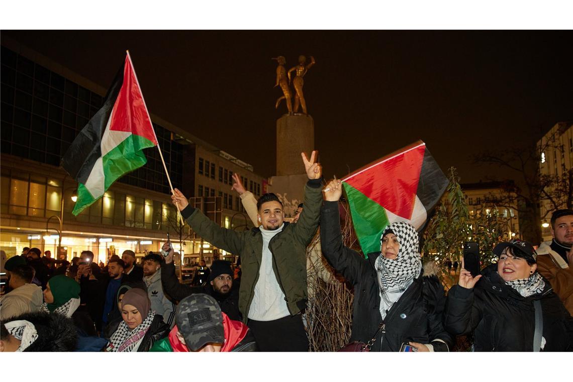 Waffenruhe zwischen Israel und Hamas – so reagiert die Welt In Berlin feierten zahlreiche Menschen die vereinbarte Waffenruhe zwischen Israel und der Hamas.