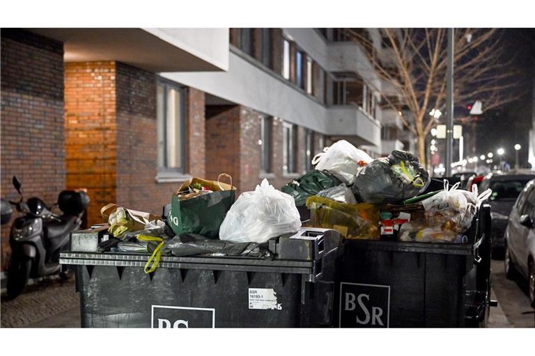 In Berlin hat ein Mensch mutmaßlich in einem großen Müllcontainer übernachtet und ist beim Entladen des Containers gestorben. (Symbolbild)