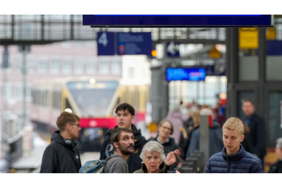 Lichtschranken und KI - Bahn prognostiziert Auslastung In Berlin informiert eine Anzeige über die Auslastung einer S-Bahn. (Archivbild)