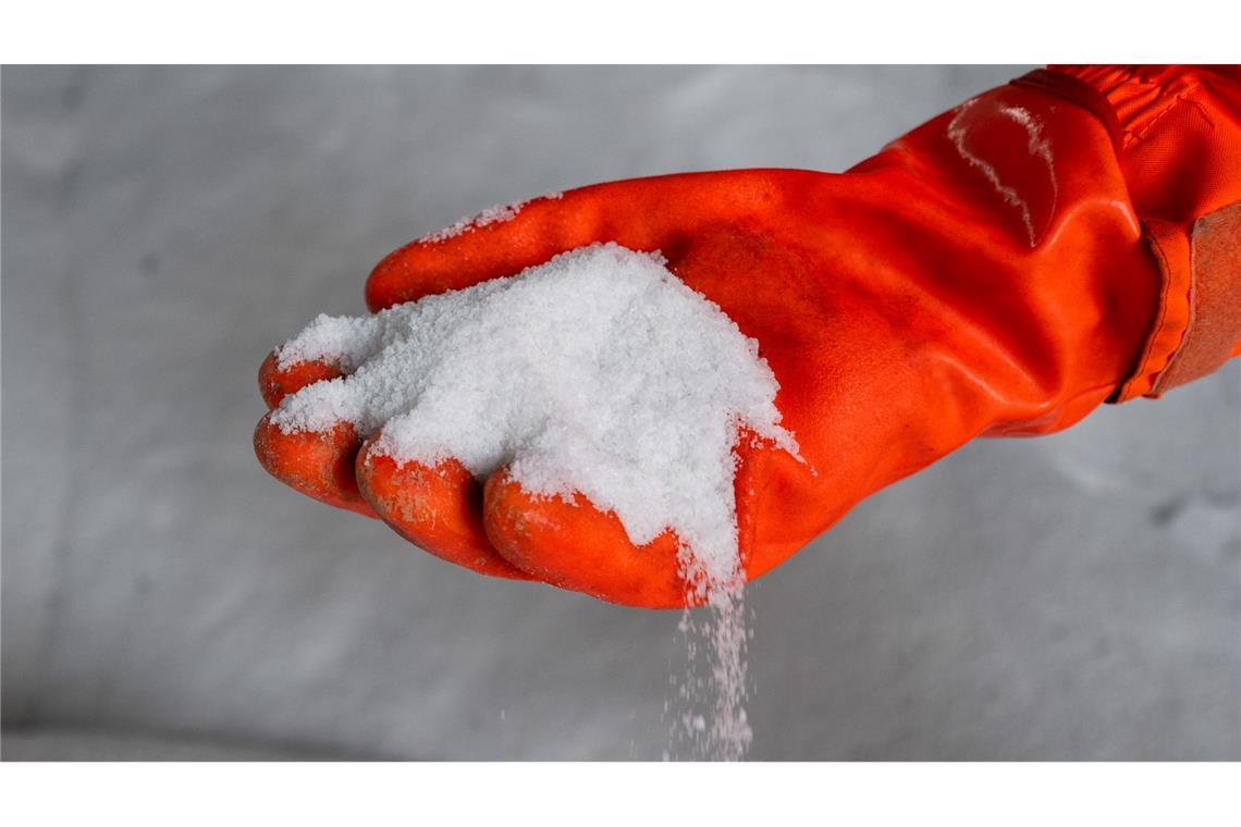 In Berlin ist der Einsatz von Streusalz auf Straßen erlaubt, nicht jedoch auf Gehwegen.