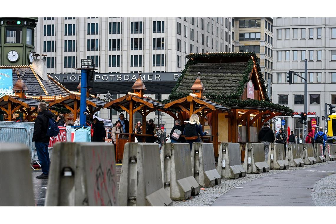 In Berlin und den anderen deutschen Städten werden die Weihnachtsmärkte mit Sperrelementen gesichert.