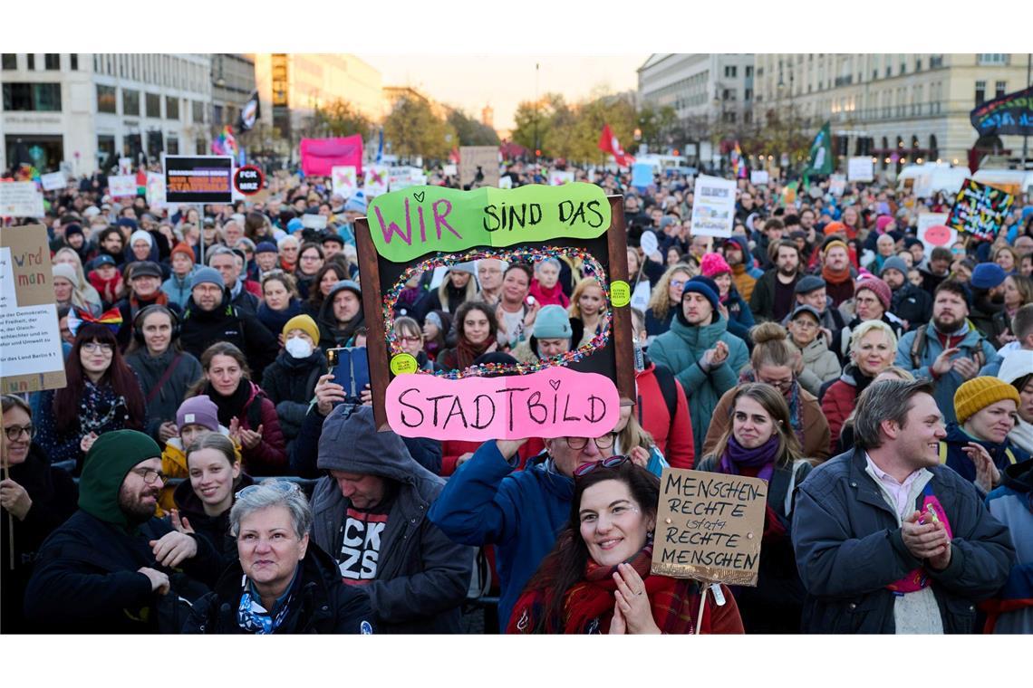 In Berlin und Kiel sind Demonstrationen zu den Merz-Äußerungen geplant.