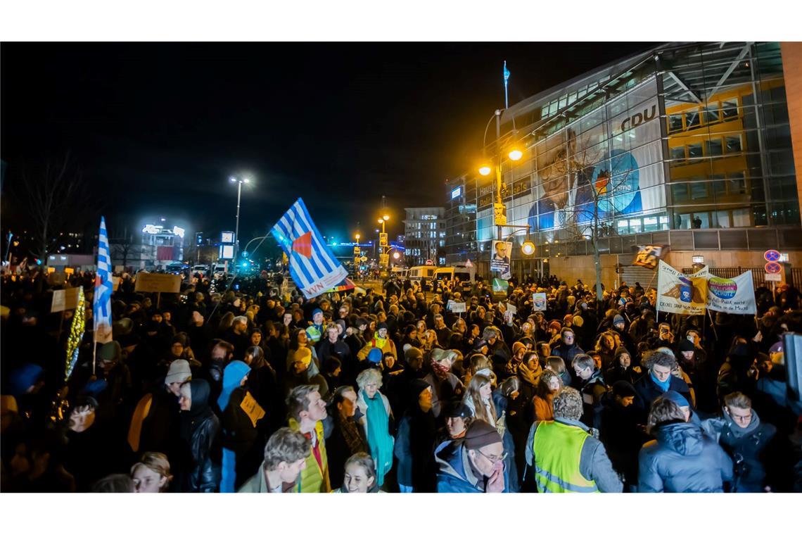 Zehntausende bei Demos nach Unions-Migrationsantrag In Berlin versammeln sich Menschen vor der CDU-Zentrale.