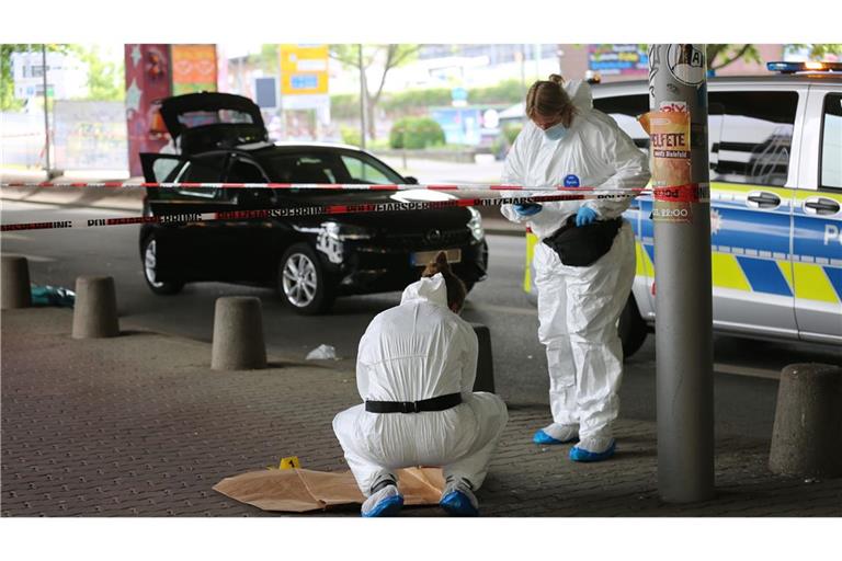 In Bielefeld attackierte ein bewaffneter Mann mehrere Feiernde vor einer Bar.
