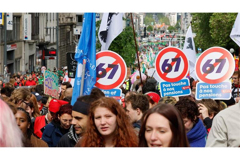 In Brüssel gehen am Dienstag zehntausende Menschen gegen die Reform des Sozialstaates auf die Straße. Das Land wird wegen eines massiven Sparprogrammes der Regierung immer wieder von Protesten erschüttert.