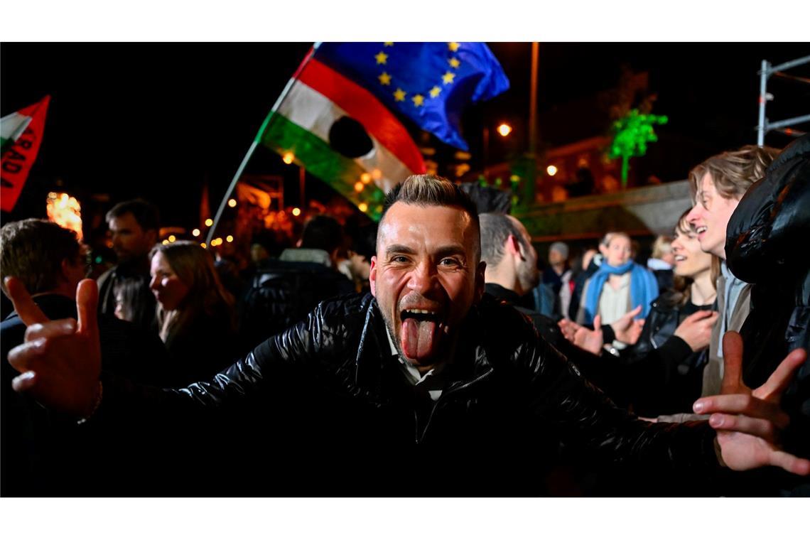 In Budapest und vielen anderen Städten des Landes feierten die Menschen ausgelassen den Wahlsieg der Tisza-Partei.
