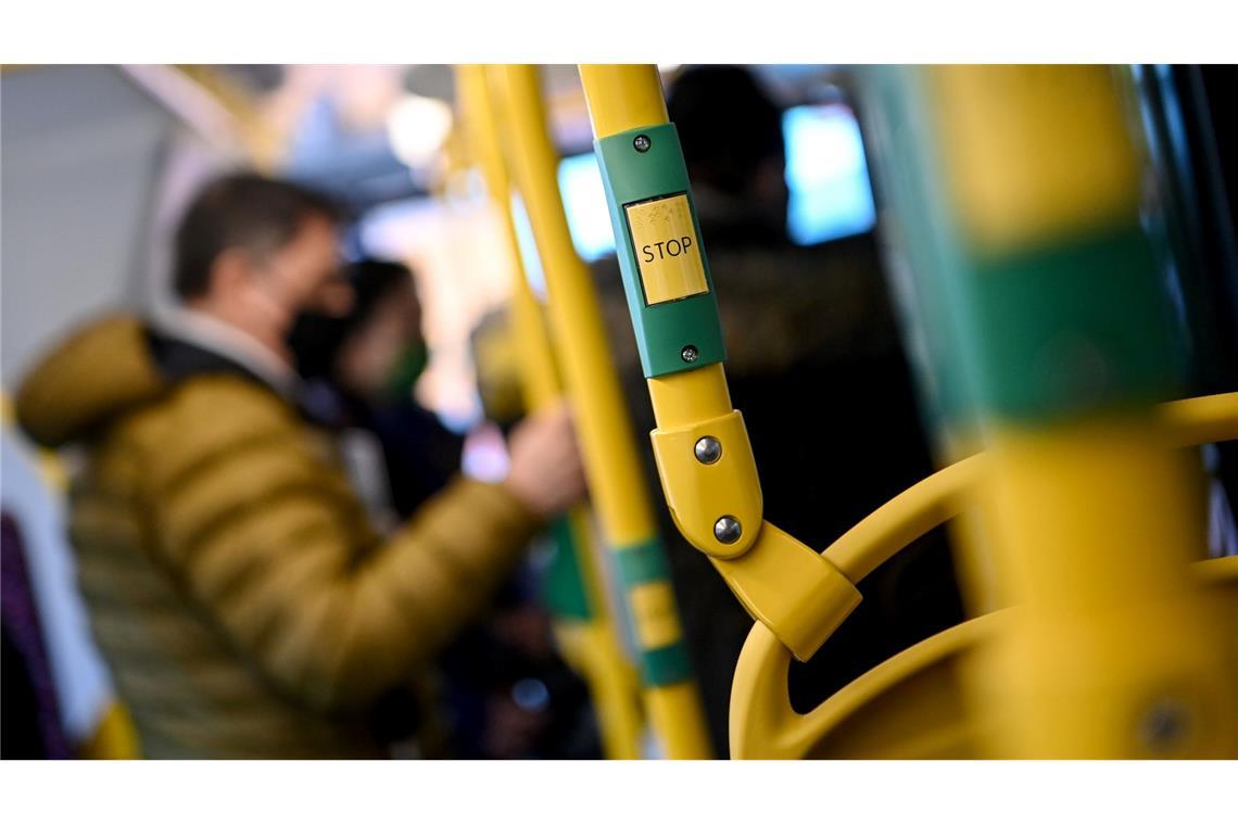 Bus-Ansagen gegen laute Telefonate und Videos In BVG-Bussen rufen Durchsagen die Fahrgäste nun dazu auf, nicht laut zu telefonieren oder Videos über den Handy-Lautsprecher abzuspielen. (Archivbild)