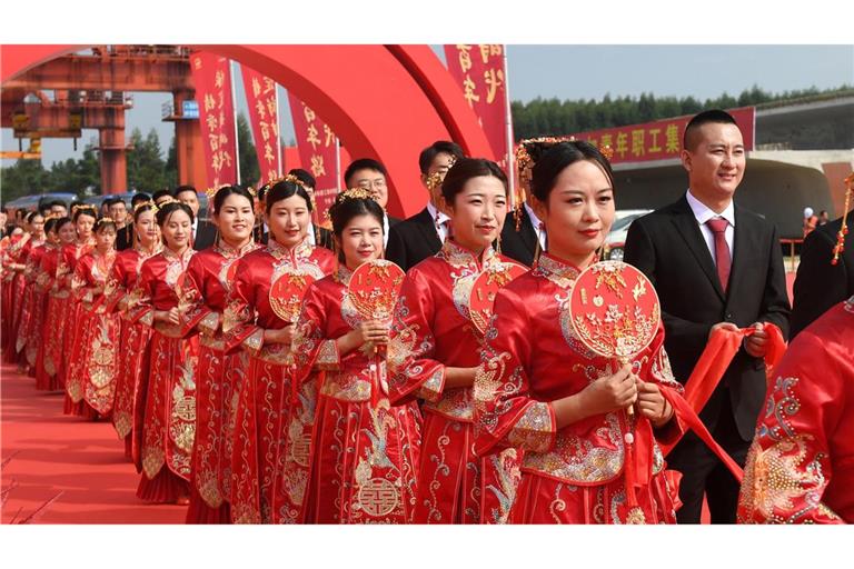 In China ist die Zahl der Eheschließungen rückläufig. Ein Unternehmen wollte seine Mitarbeiter daher zu nun ihrem Glück zwingen - doch die Behörden schritten schnell ein. (Symbolbild).
