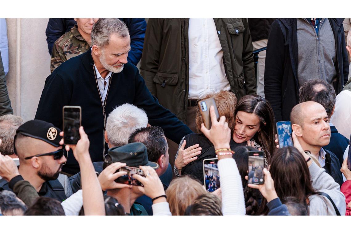 Diesmal netter Empfang für Royals im spanischen Flutgebiet In Chiva gab es viele Umarmungen und laute Jubelrufe.