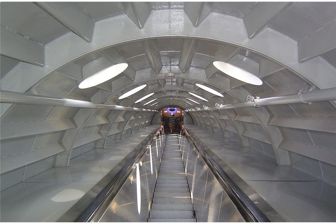 Donald Trumps Wutrede und der Aufstieg der Rolltreppe In dem 1958 für die Weltausstellung Expo 58 erbauten 105 Meter hohen Atomium im belgischen Brüssel, das ein 165-milliardenfach vergrößertes Eisenmolekül darstellt, verbinden bis zu 35 Meter lange, durch die schrägen Verbindungsrohre fahrende Rolltreppen die einzelnen Kugeln miteinander.