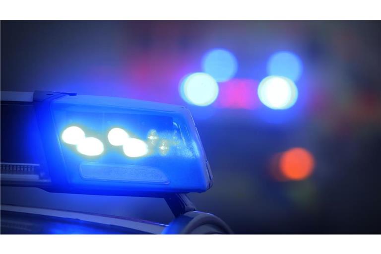 In dem Auto, das von der Fahrbahn abkam, saßen insgesamt vier junge Menschen. (Symbolbild)