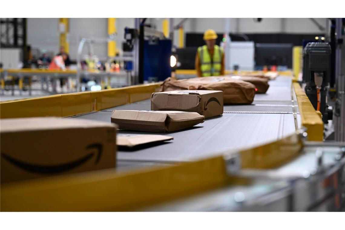 Amazon setzt auf Deutschland: 4.000 neue Jobs in einem Jahr In dem Dortmunder Innovationszentrum erprobt Amazon, wie Pakete besonders schnell und effizient sortiert und weiterverschickt werden können.