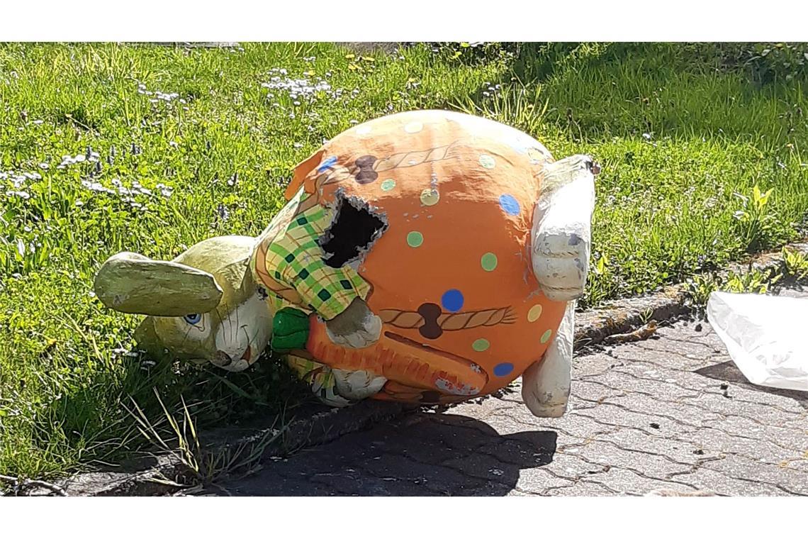 Osterhase wird zum Waschbär-Nest In dem Pappmasché-Osterhasen hat sich eine Waschbärin mit drei Jungen eingenistet.
