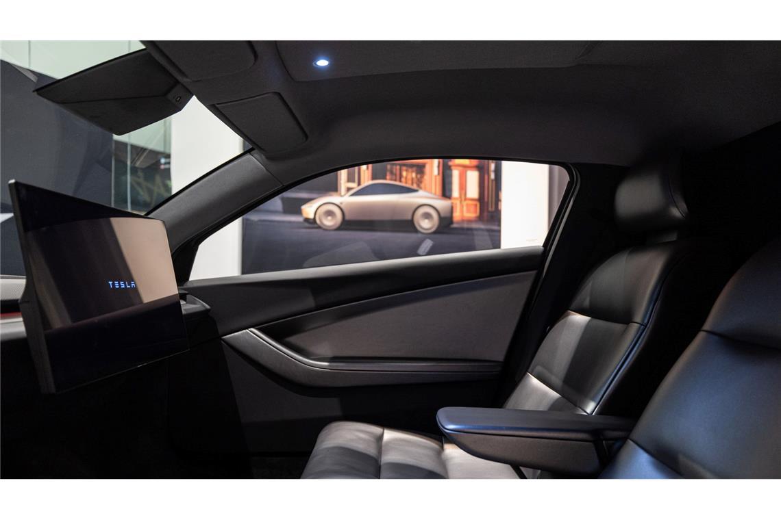 Tesla zeigt "Cybercab" in Europa In dem zweisitzigen Tesla "Cybercab"gibt es kein Lenkrad.