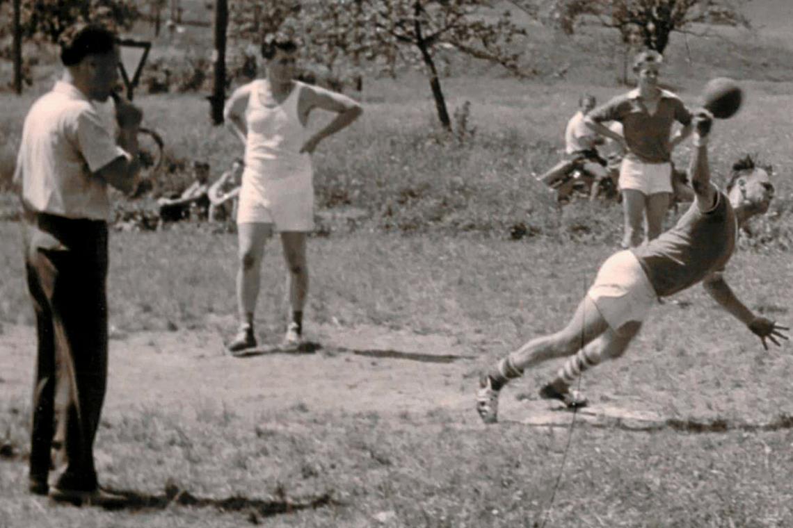 TV Murrhardt feiert seinen 175. Geburtstag In den 1950er-Jahren haben die Murrhardter Handball oft draußen gespielt. Foto: TV Murrhardt