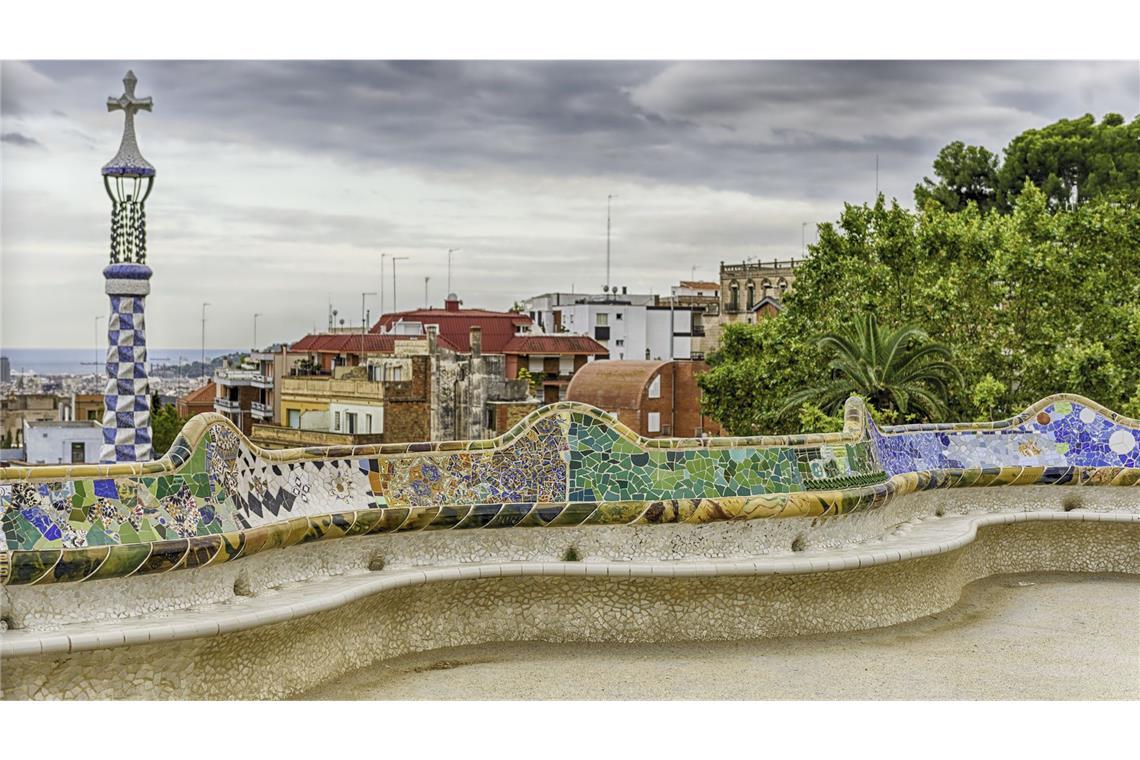 Im Fernsehen oder auf Reisen – bekannte Rolf Benz-Designs im Alltag In den Achtzigern fand im Park Güell in Barcelona ein Werbeshooting mit dem geschwungenen Modell 4500 von Rolf Benz statt – passend zu den geschwungenen Formen des Künstlers Gaudì. (Archivbild)