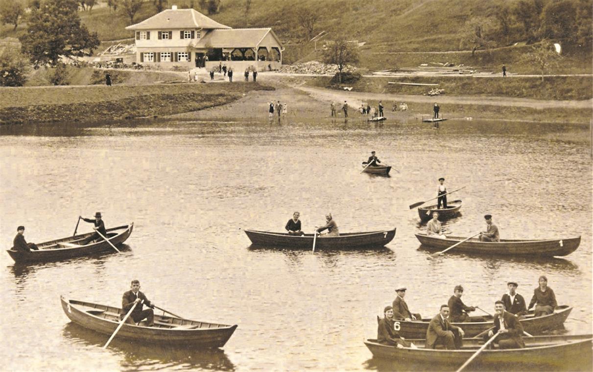 Ein touristischer Gemeinschaftscoup In den Anfangsjahren: Der See wird per Bootsfahrt erobert.