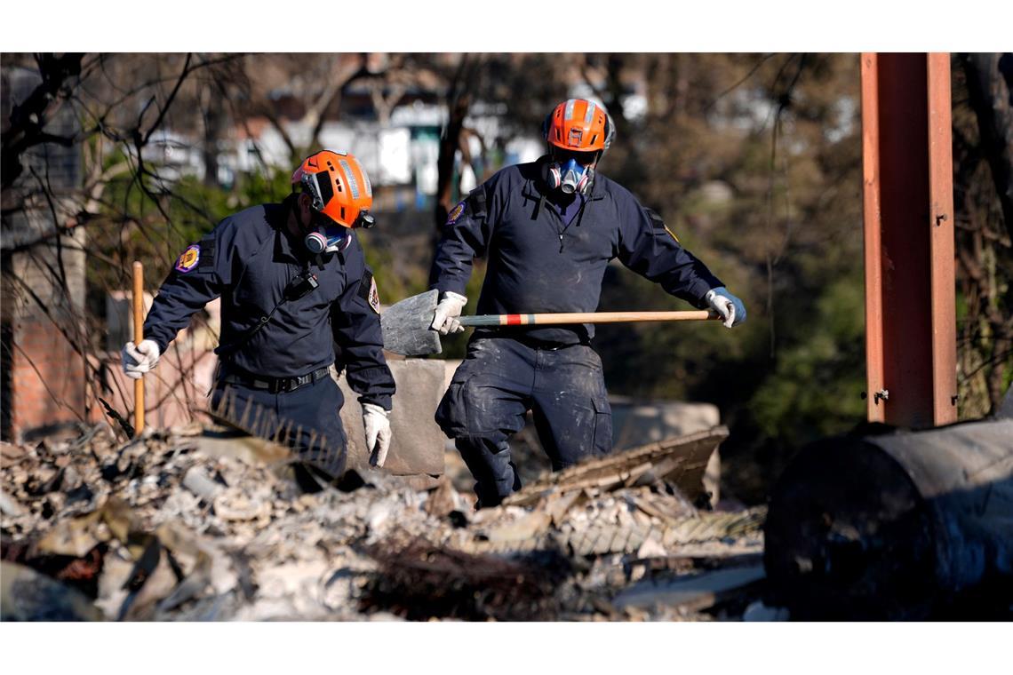 Los Angeles zwischen Flammen und Neubeginn In den Brandruinen wird auch noch nach möglichen Opfern gesucht.