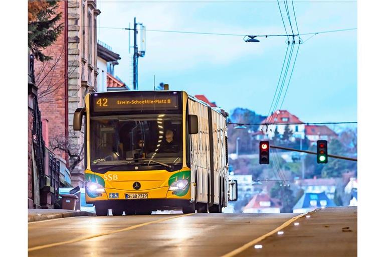 In den Bussen der Stuttgarter Straßenbahnen können Tickets vom 1. Juli an nicht mehr bar bezahlt werden.