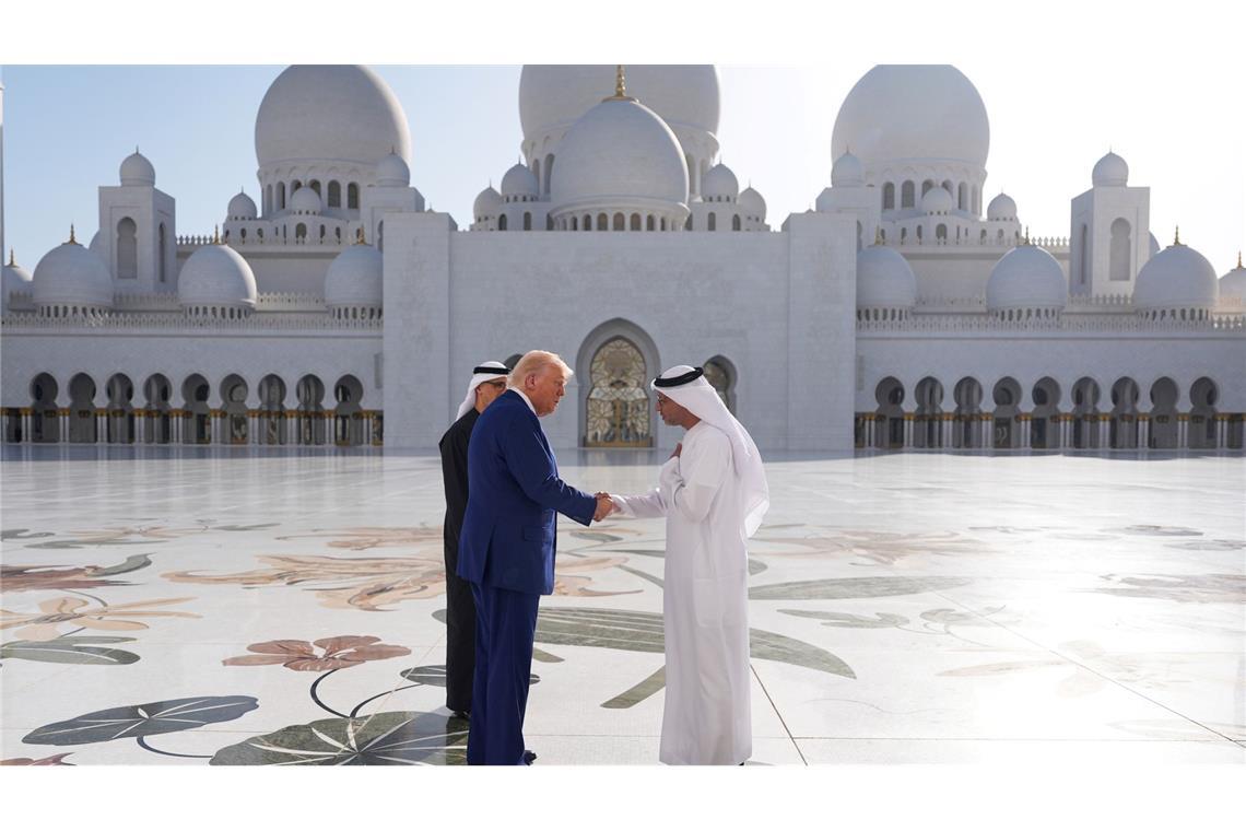 Billionen-Trip durch Nahost? Trumps Zahlen und viele Fragen In den Emiraten besuchte US-Präsident Trump die Große Scheich Sajid-Moschee - eine der größten weltweit.