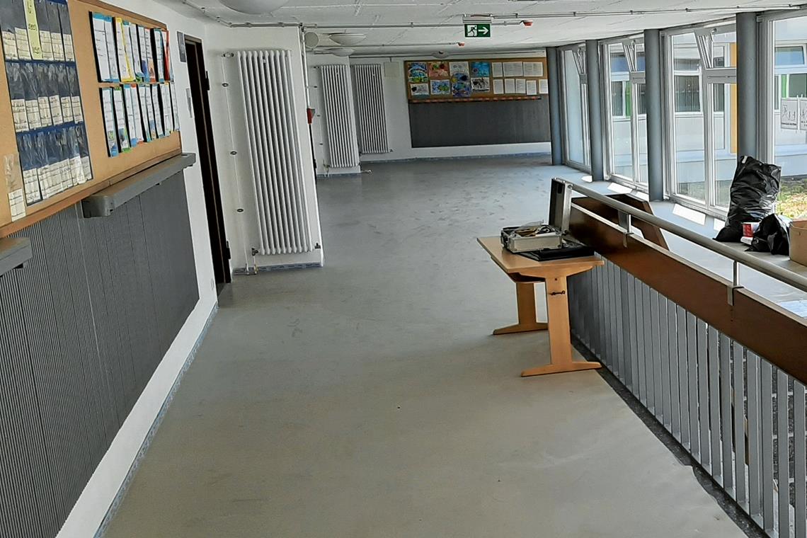 Flachdächer werden saniert In den Fluren der Walterichschule werden die Böden erneuert.