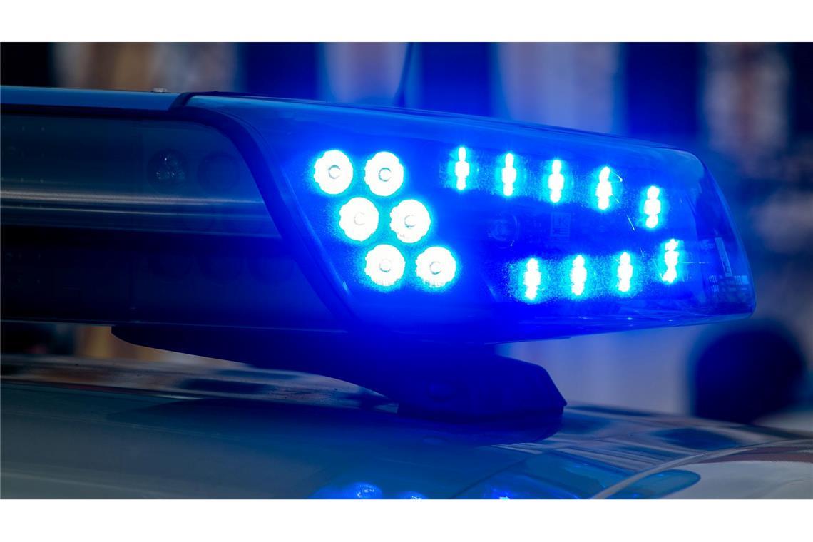 Schlag gegen Waffen- und Drogenhändler - 16 Festnahmen In den frühen Morgenstunden schwärmen Hunderte Beamte zu einer Drogen- und Waffenrazzia aus. (Symbolbild)