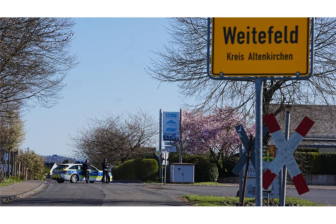 Drei Tote im Westerwald - Was wir wissen und was nicht In den frühen Morgenstunden wurden in Weitefeld drei Tote gefunden. Was ist geschehen?