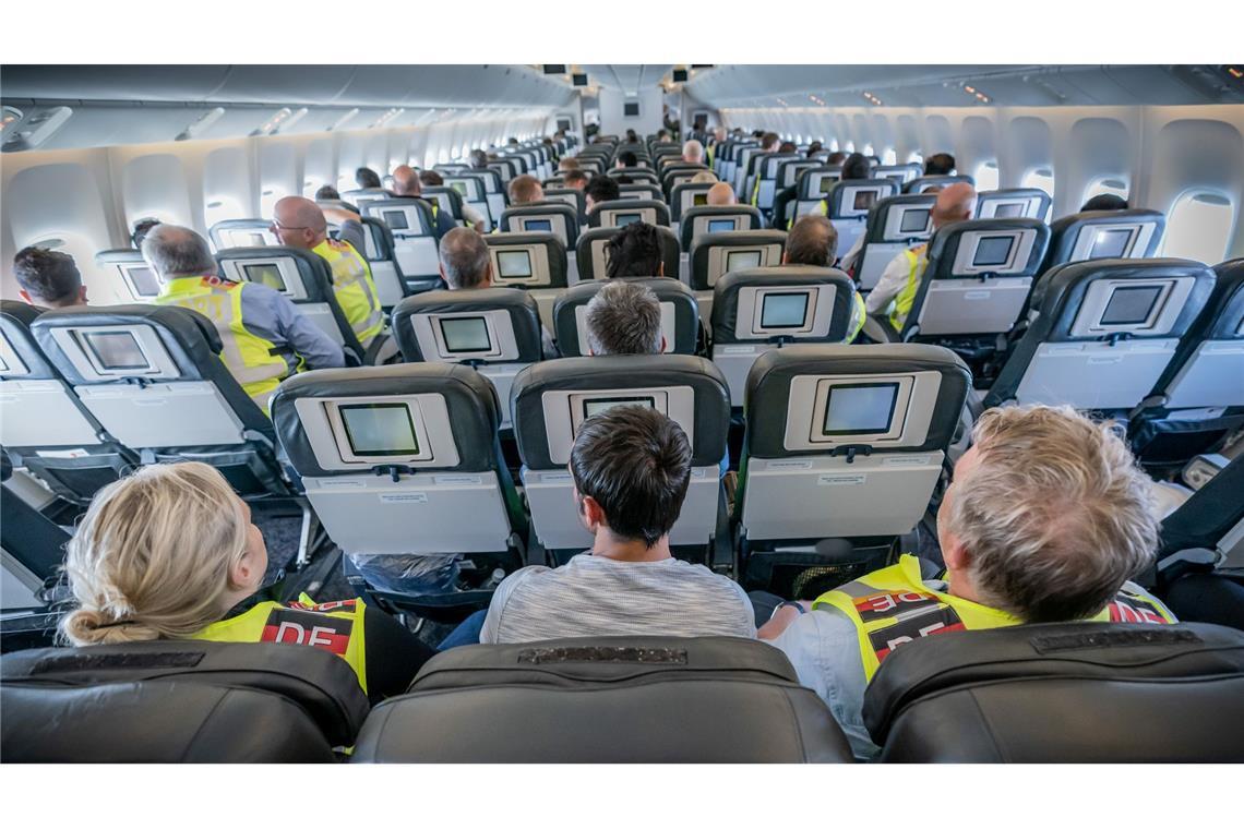 Rückkehr ohne Risiko: Syrer warten ungeduldig auf Regelung In den Jahren vor der erneuten Machtübernahme der Taliban in Kabul wurden aus Deutschland ausschließlich Männer per Sammelcharter nach Afghanistan abgeschoben, so wie auch auf diesem Flug im Jahr 2019.
