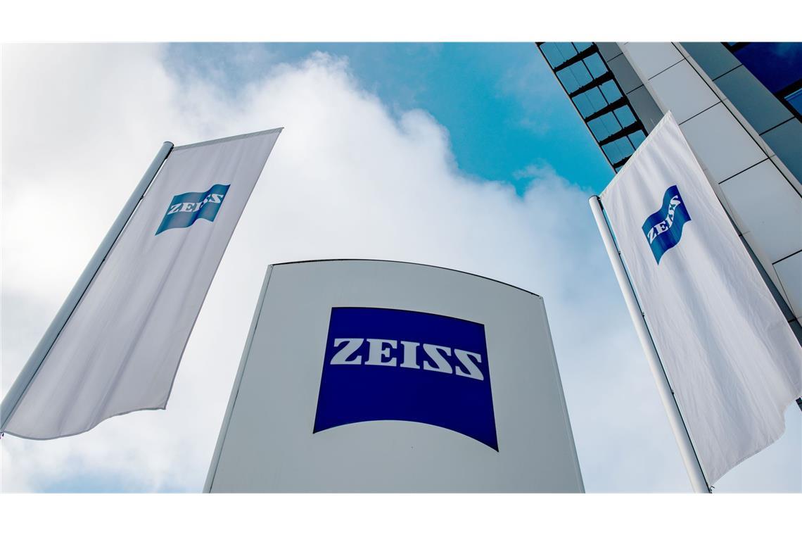 In den kommenden drei Jahren will Zeiss mehrere hundert Millionen Euro einsparen.