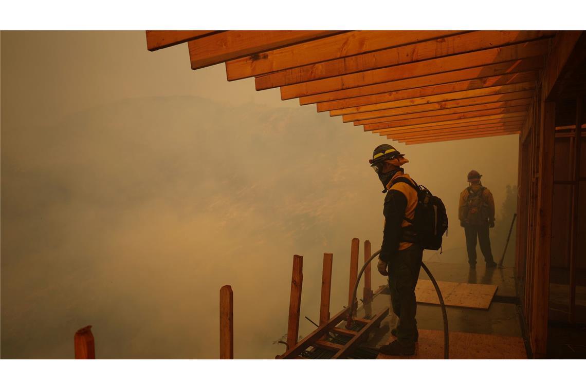 Trump ätzt über Brandbekämpfung - 16 Tote bei Feuern in LA In den kommenden Tagen werden stärkere Winde erwartet, die die Flammen neu anfachen könnten.