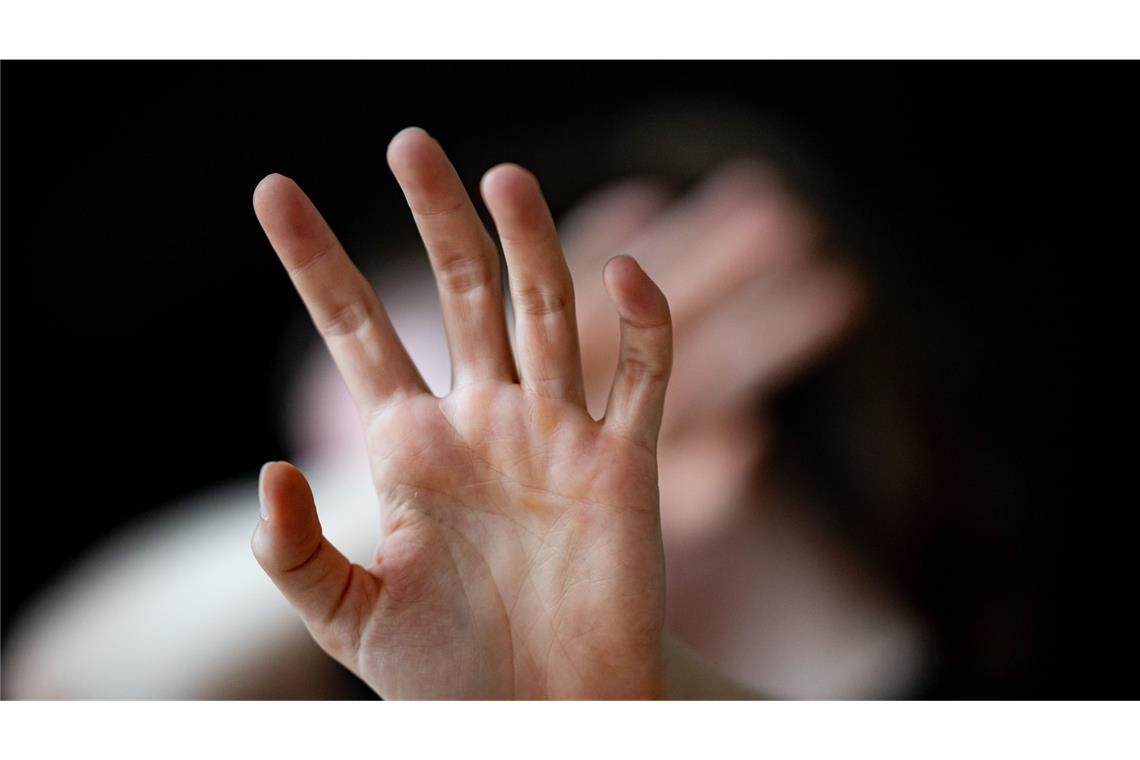 In den Niederlanden ist ein Mann wegen des rund 20 Jahre andauernden sexuellen Missbrauchs und der Misshandlung seiner vier Töchter verurteilt worden. (Symbolbild)