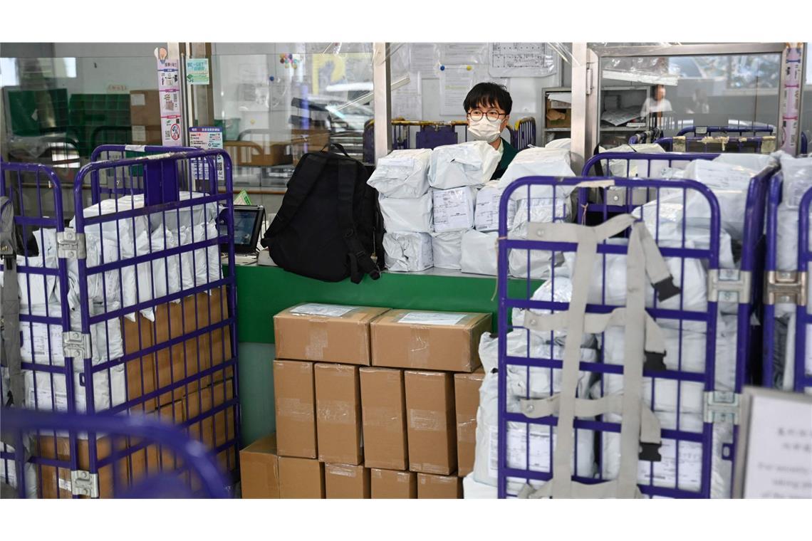 Hongkong setzt Warenversand in die USA aus In den Postfiliale Hongkongs stapeln sich die Pakete.